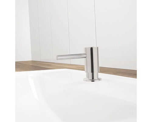 Kovový dávkovač mydla na umývadle