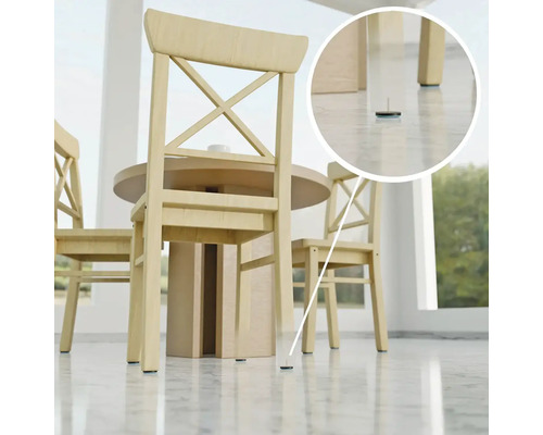 Scéna so stoličkami a stolom, vybavená klzákmi na nábytok na ochranu podlahy.