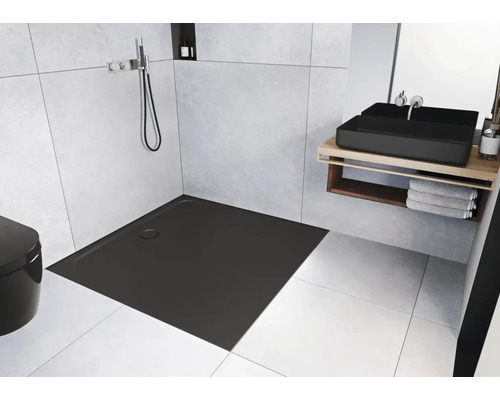 Moderná kúpeľňa s plochou, štvorcovou sprchovou vaničkou, umývadlom a toaletou.