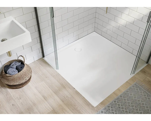 Kúpeľňa so sprchovacou vaničkou, umývadlom a košom na uteráky