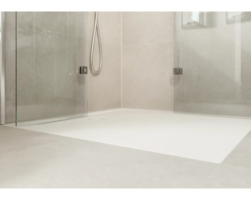 Sprchovací kút v úrovni podlahy so sprchovacím kútom a sprchovou hlavicou