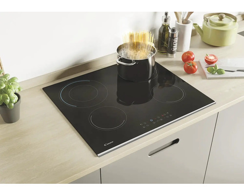 Čierna sklokeramická varná doska so štyrmi varnými zónami vo svetlej kuchyni