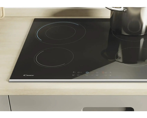 Čierna sklokeramická varná doska so štyrmi varnými zónami a hrncom