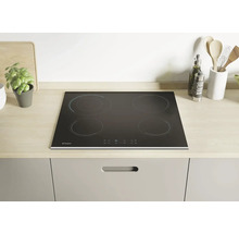 Čierna sklokeramická varná doska so štyrmi varnými zónami v modernej kuchyni