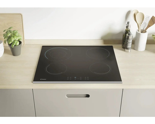 Čierna sklokeramická varná doska so štyrmi varnými zónami v modernej kuchyni