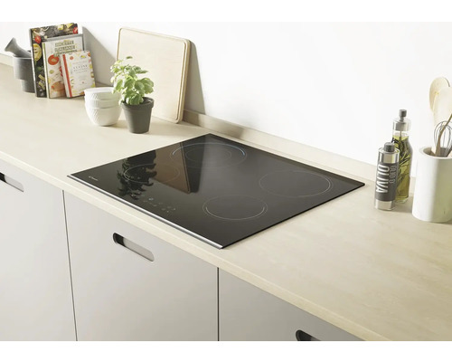 Čierna varná doska so štyrmi varnými zónami na kuchynskej linke.