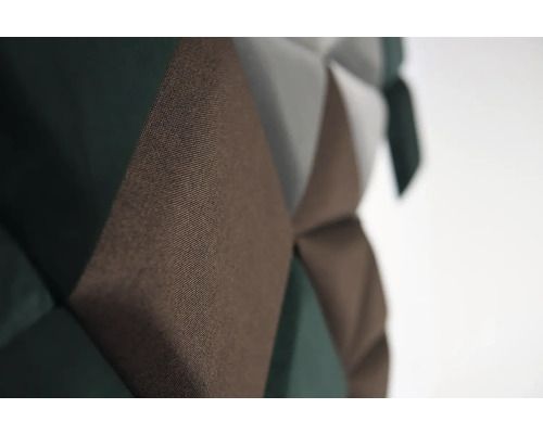 Detailný záber čalúneného stenového panelu s geometrickým vzorom