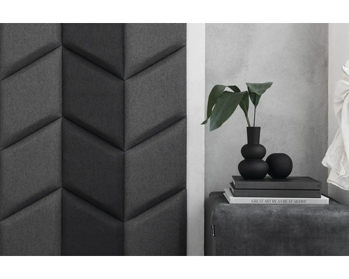 Sivé akustické panely na stene s abstraktnými dekoráciami a stolička s dekoráciami