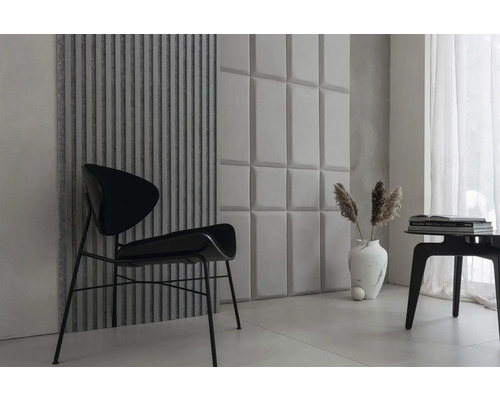 Interiérová scéna s čiernou stoličkou, malým čiernym odkladacím stolíkom, vázou s dekoráciou a stenovými panelmi