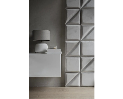 Dekoratívna izba s nástennými panelmi, lampou a závesnou skrinkou.