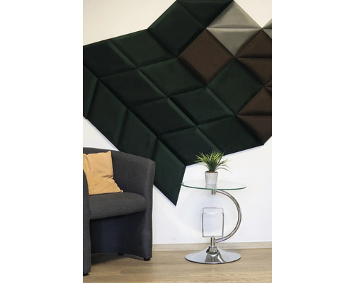 Miestnosť s kreslom, odkladacím stolíkom a akustickými panelmi na stene