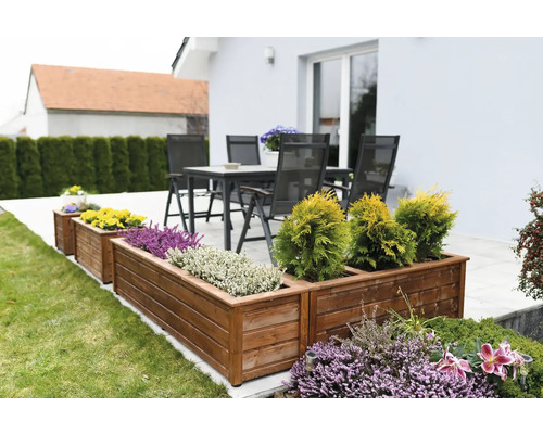 Terasa s drevenými kvetináčmi a záhradným nábytkom