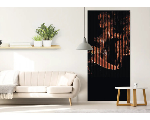 Obývacia izba s pohovkou, regálom a nástennou maľbou