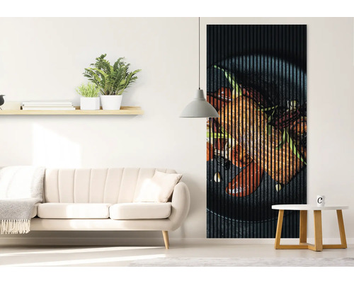 Obývacia izba s pohovkou, odkladacím stolíkom, policou s rastlinami a nástenným panelom s motívom jedla.