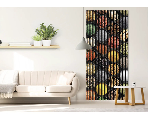 Dekoratívny posuvný záves so vzorom korenia v jasnej obývacej izbe