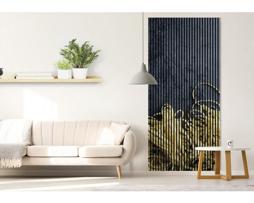 Obývacia izba s lamelovou stenou v prúžkovanom vzhľade, pohovkou a konferenčným stolíkom