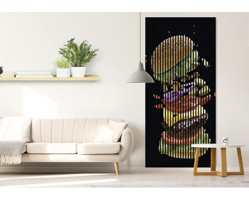 Obývacia izba s pohovkou, odkladacím stolíkom a lamelovým obrazom s motívom burgeru