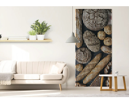 Obývacia izba s pohovkou, príručným stolíkom, závesnou lampou a nástenným panelom so vzhľadom dreva