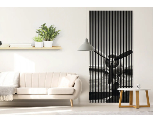 Obývacia izba s pohovkou, príručným stolíkom a akustickým panelom s motívom lietadla