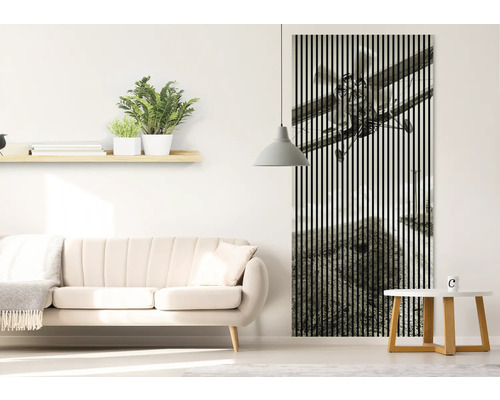 Obývacia izba s pohovkou, stolom a nástennou maľbou s motívom lietadla