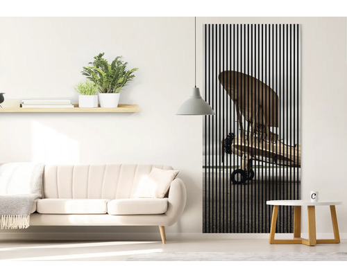 Obývacia izba s pohovkou, príručným stolíkom, závesnou lampou a nástennou dekoráciou s motívom lietadla