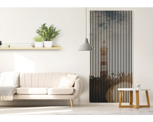 Obývacia izba s pohovkou, odkladacím stolíkom, policou a nástenným panelom s motívom majáka