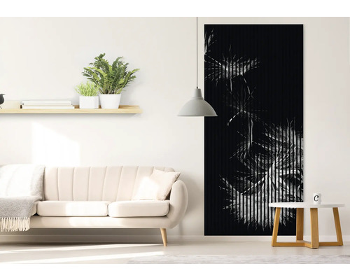 Obývacia izba s pohovkou, príručným stolíkom, nástenným panelom a policou na rastliny