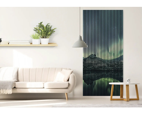 Obývacia izba s pohovkou, policou, lampou a akustickým panelom s horským motívom