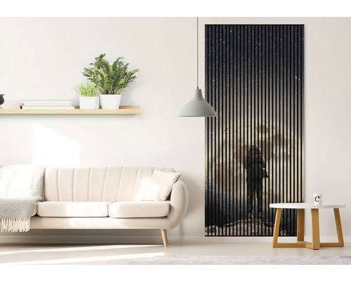 Obývacia izba s pohovkou, odkladacím stolíkom a akustickým panelom s motívom hôr