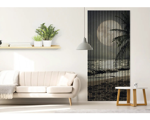 Obývacia izba s pohovkou a stenovým panelom s motívom pláže