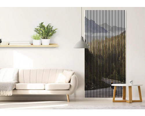 Obývacia izba s pohovkou, odkladacím stolíkom, nástennou policou a stenovým panelom