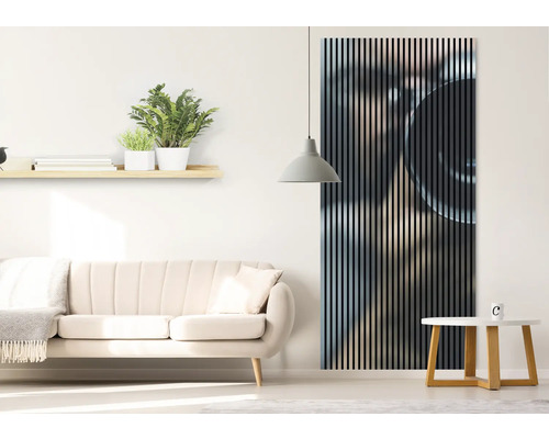 Obývacia izba s pohovkou, stolom a akustickým panelom na stene