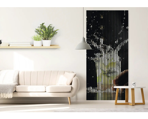 Obývacia izba s pohovkou, policou s rastlinami a akustickým panelom s motívom vody