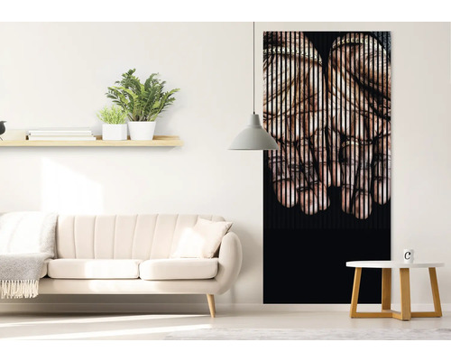 Moderná obývacia izba s pohovkou a nástennou maľbou s motívom rúk