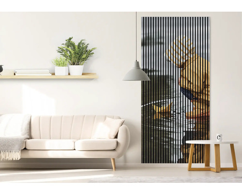 Obývacia izba s pohovkou, regálom, izbovými rastlinami, stolom a lamelovým obrazom na stene