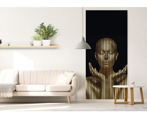 Obývacia izba s pohovkou, policou, izbovými rastlinami, lampou a nástenným obrazom s vertikálne pruhovanou ženskou tvárou