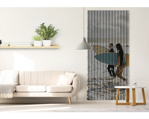 Obývacia izba s pohovkou, stolom a nástennou dekoráciou s vertikálnymi pruhmi a motívom surfovania