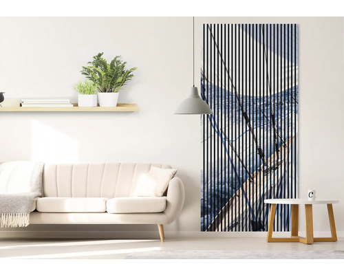 Obývacia izba s pohovkou, odkladacím stolíkom a nástennou dekoráciou s vertikálnymi pruhmi