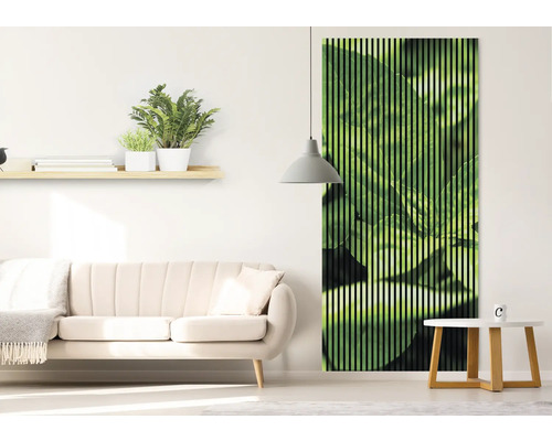 Obývacia izba s pohovkou, príručným stolíkom, nástennou policou s rastlinami a akustickým panelom s motívom rastlín