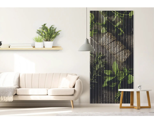 Obývacia izba s pohovkou, nástennou policou s rastlinami a dekoratívnym dreveným panelom