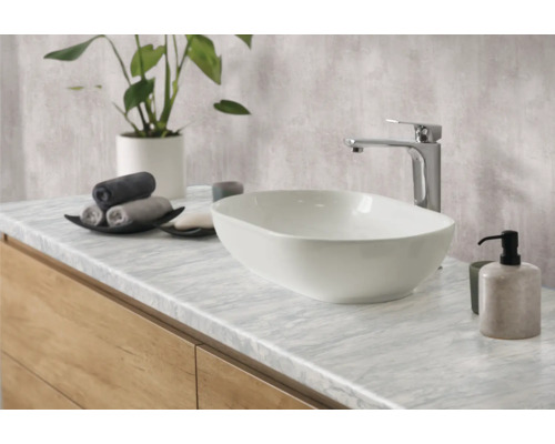 PVC obklad Ceramics Natural Concrete sivý 67,5 x 400 cm Kúpeľňové umývadlo s batériou, uteráky a mydlo na umývadlovej doske