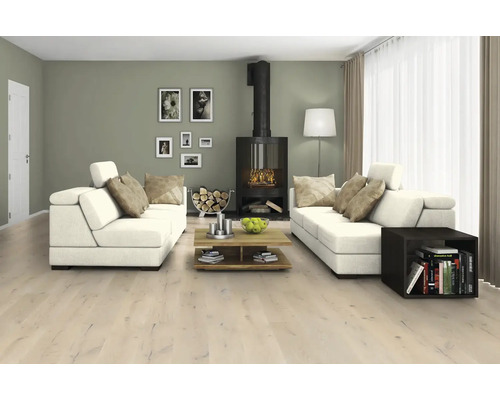 Svetlá obývacia izba s pohovkami, krbom a drevenou podlahou