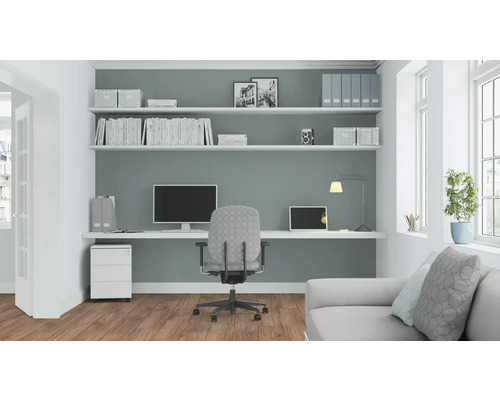 Pracovňa so stolom, kancelárskou stoličkou, policami a pohovkou pre organizované a svetlé prostredie