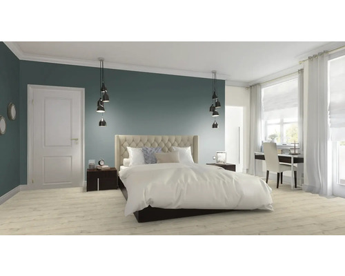 Svetlá spálňa s manželskou posteľou, nočnými stolíkmi, písacím stolom a závesnými svietidlami.