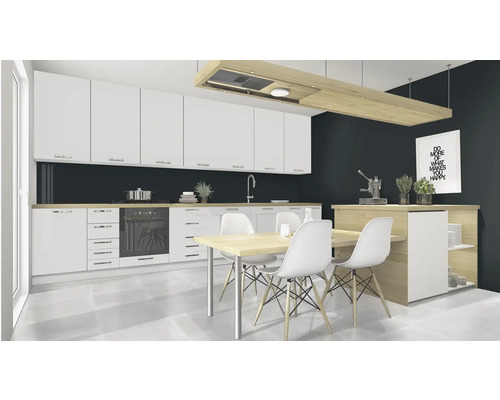 Svetlá kuchyňa s jedálenským stolom a stoličkami