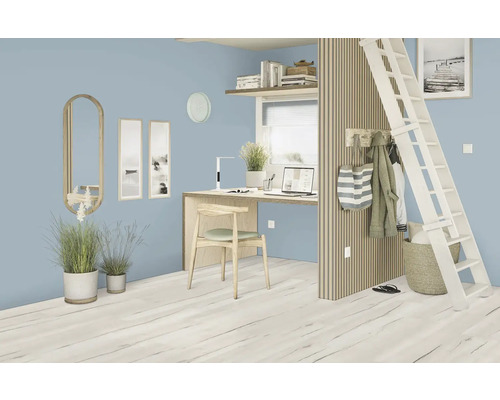 Svetlá izba s vyvýšenou posteľou, písacím stolom a dreveným rebríkom