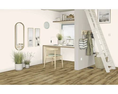 Návrh interiéru s písacím stolom, rebríkom, dekoráciou a laminátovou podlahou