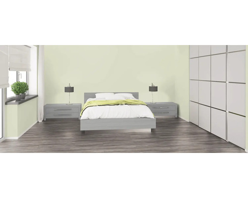 Spálňa s posteľou, nočnými stolíkmi a skriňou