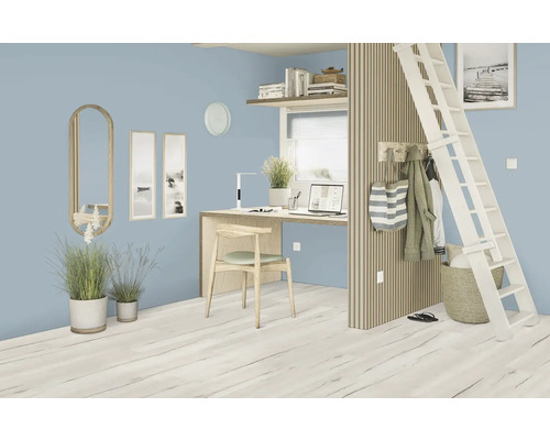 Svetlá izba s vyvýšenou posteľou, písacím stolom, rebríkom a dekoratívnymi prvkami