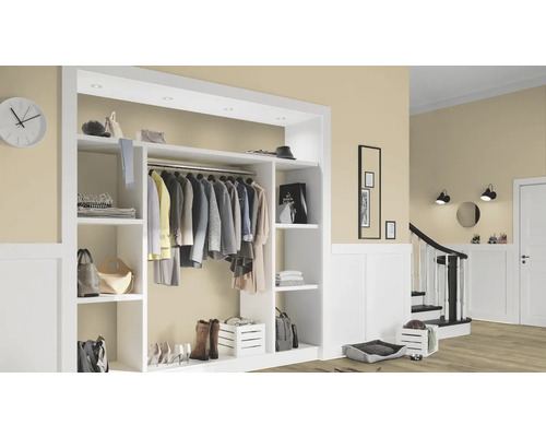 Svetlá chodba so šatníkom, schodiskom a dekoráciami pre útulný domov.